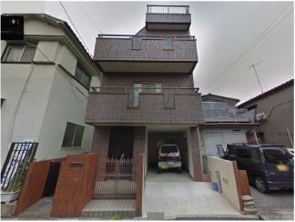 レンガ調で重厚感のあるレトロな外観♪